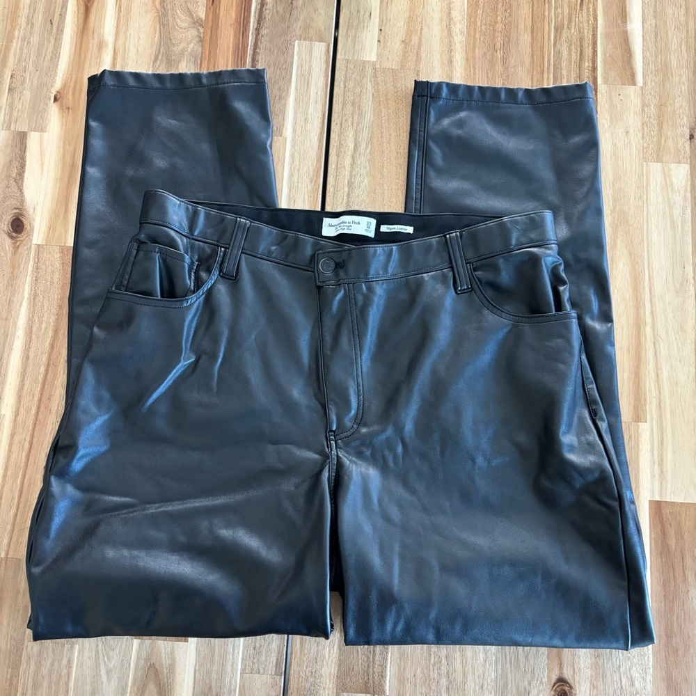 A&F The 90’s Straight Ultra HR Vegan Leather